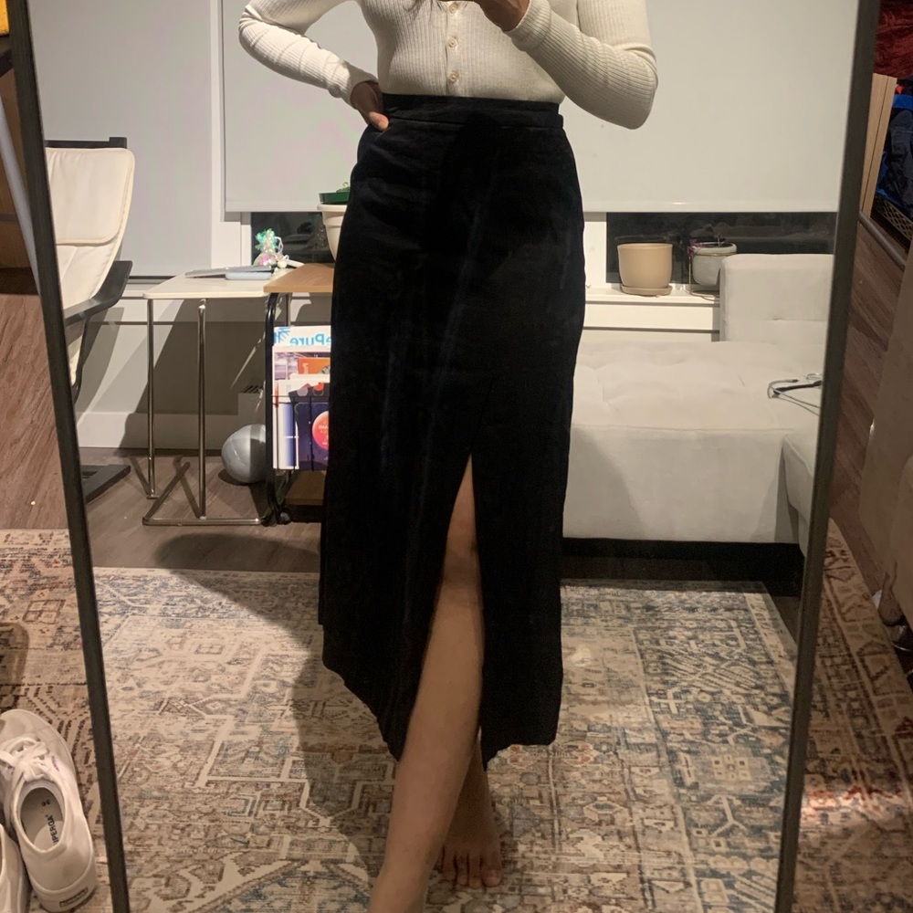 Black midi skirt w/ slit + pockets